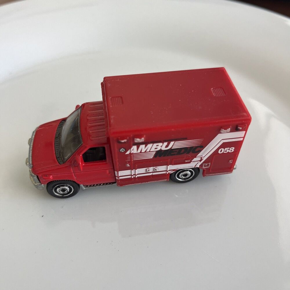 Matchbox 2009 #55 '08 Ford E-350 Ambulance Red w/Chrome Disc Spoke